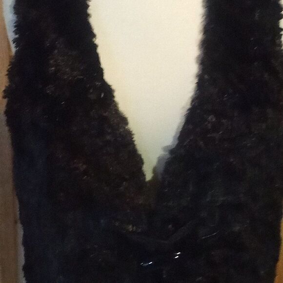 Trina Turk Lg Cropped Furry Vest - Picture 13 of 16